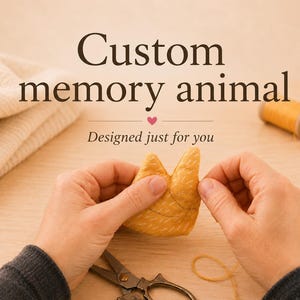 Peut inclure: Une pièce de tissu jaune à motifs de tirets blancs en cours de couture, avec le texte Custom memory animal et Designed just for you. La scène comprend une bobine de fil jaune, un morceau de tissu blanc et des ciseaux en métal.