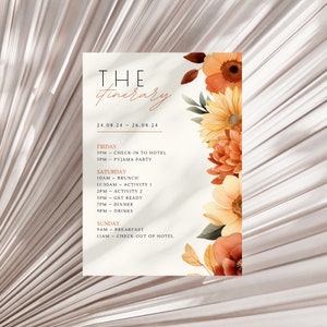 Peut inclure: Une carte d'itinéraire blanche avec un motif floral sur le côté droit. La carte liste le programme d'un voyage d'un week-end, y compris les heures d'arrivée, les activités et les heures de départ. Le texte sur la carte indique "THE itinerary 24.08.24 - 26.08.24".