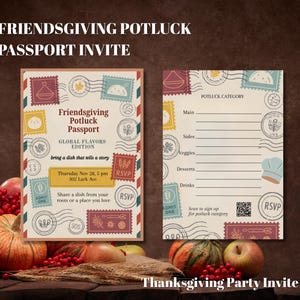 Könnte beinhalten: Eine Friendsgiving Potluck Passport Einladung mit Vintage-Design. Die Einladung hat ein Pass-Thema mit Stempeln und dem Text "Friendsgiving Potluck Passport" und "Thanksgiving Party Invite". Die Einladung enthält Platz für Potluck-Kategorien.