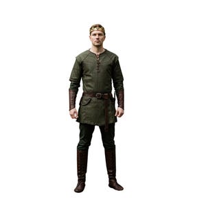 Peut inclure: Costume de style médiéval avec une tunique verte, des détails en cuir marron, une ceinture et des bottes assorties. La tenue comprend une couronne dorée. Parfait pour les reconstitutions historiques ou les événements à thème.
