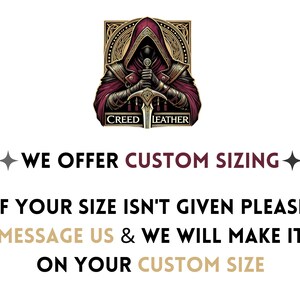 Puede incluir: Ilustraci&oacute;n de una figura encapuchada sosteniendo una espada, con el texto "CREED LEATHER" arriba. Debajo, el texto dice "WE OFFER CUSTOM SIZING" e instrucciones para tallas personalizadas.