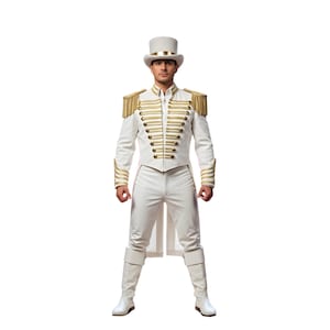 Puede incluir: Un traje blanco de estilo militar con ribetes dorados, charreteras y botones, combinado con pantalones y botas a juego. El conjunto incluye un sombrero de copa blanco con una banda dorada. Es un disfraz teatral.