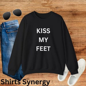 Kiss My Feet スウェットシャツ、おもしろスウェットシャツ、ユニセックスクルーネック、彼/彼女へのギフト、カジュアルウェア、ブラックスウェットシャツ