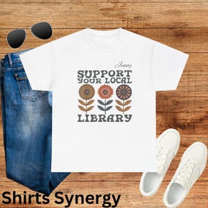 Benutzerdefinierter Name Unterstützen Sie Ihre lokale Bibliothek T-Shirt, Unisex Baumwoll-Shirt, Buch-Liebhaber-Geschenk, Bibliothek Wertschätzung T-Shirt, lustige literarische Kleidung