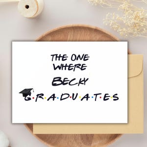 de remise des diplômes inspirée des amis drôle | « Celui où [Nom] a obtenu son diplôme » | carte de remise des diplômes personnalisée | Téléchargement numérique