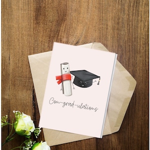 Carte de fin d'études imprimable | Carte numérique drôle de félicitations | Jolie illustration de diplôme et de casquette | Téléchargement instantané | Idée cadeau pour les diplômés
