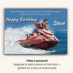 K&ouml;nnte beinhalten: Geburtstagskarte mit Jet-Ski-Motiv. Die Karte zeigt eine Person, die auf einem rot-wei&szlig;en Jet-Ski auf blauem Wasser f&auml;hrt. Die Worte "Happy Birthday" und "Steve" sind zu sehen. Der Text oben lautet "Here's to the guy who lives life at full throttle and always goes the extra mile. Enjoy the ride."