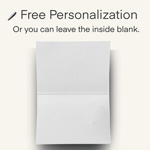 K&ouml;nnte beinhalten: Eine wei&szlig;e gefaltete Karte mit dem Text "Free Personalization" und "Or you can leave the inside blank." Ein Stiftsymbol befindet sich in der oberen linken Ecke. Die Karte ist innen leer und bereit f&uuml;r individuellen Text.