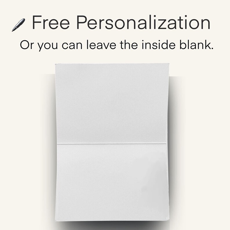 K&ouml;nnte beinhalten: Eine wei&szlig;e gefaltete Karte mit dem Text "Free Personalization" und "Or you can leave the inside blank." Ein Stiftsymbol befindet sich in der oberen linken Ecke. Die Karte ist innen leer und bereit f&uuml;r individuellen Text.
