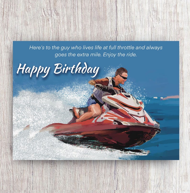 K&ouml;nnte beinhalten: Geburtstagskarte mit einer Person auf einem rot-wei&szlig;en Jetski auf blauem Wasser. Die Karte tr&auml;gt die Aufschrift "Happy Birthday" und die Botschaft: "Here's to the guy who lives life at full throttle and always goes the extra mile. Enjoy the ride."