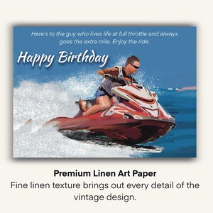 K&ouml;nnte beinhalten: Geburtstagskarte mit einem roten und wei&szlig;en Jet-Ski auf blauem Hintergrund. Auf der Karte steht in wei&szlig;er Schrift "Happy Birthday". Der Text &uuml;ber dem Gru&szlig; lautet: "Hier ist der Mann, der das Leben mit Vollgas lebt und immer die Extrameile geht. Genie&szlig;e die Fahrt."