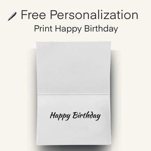 K&ouml;nnte beinhalten: Eine wei&szlig;e, gefaltete Gru&szlig;karte mit den Worten "Happy Birthday" in schwarzer Schrift. Die Karte ist ge&ouml;ffnet und zeigt das Innere. &Uuml;ber der Karte steht der Text "Free Personalization Print Happy Birthday".