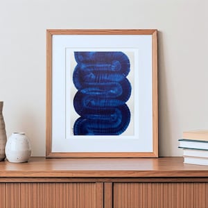 Pittura ad acquerello originale ad arco. Opera d'arte dipinta a mano astratta moderna minimalista blu indaco, unica nel suo genere, di Studio Andrievska OOAK