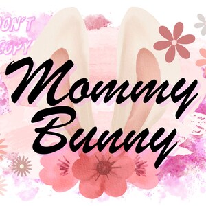 Puede incluir: Fondo de acuarela rosa con orejas de conejo y el texto "Mommy Bunny". El fondo está decorado con flores rosas.