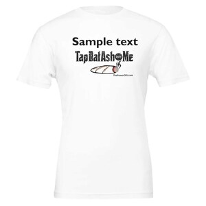 Könnte beinhalten: Weißes T-Shirt mit dem Text "Sample text Tap Dat Asho Me" und einem Cartoon-Bild eines brennenden Joints mit dem Text "DOT" darauf. Der Text "ThePowerOfU.com" befindet sich unter dem Bild.