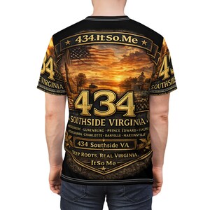 Puede incluir: Camiseta negra con un diseño gráfico que presenta el texto "434 Southside Virginia" y una bandera estadounidense. El diseño incluye el texto "434.ItSo.Me" y las palabras "Deep Roots, Real Virginia."