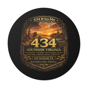 Op de afbeelding: Een rustiek houten bord met de tekst "Welcome to our home" in witte letters. Het bord heeft een verweerde afwerking en een eenvoudig, uitnodigend ontwerp, ideaal voor voordeurdecoratie.