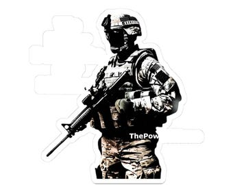 Puede incluir: Una ilustración en blanco y negro de un soldado en camuflaje sosteniendo un rifle. El soldado lleva un casco y tiene una expresión decidida en su rostro. El texto "ThePow" es visible en la esquina inferior derecha de la imagen.