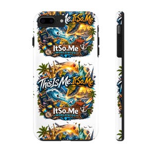Puede incluir: Funda de teléfono blanca con un diseño de mapa del mundo colorido y el texto "This Is Me. ItSo.Me Worldwide". El diseño incluye elementos de viaje como un pasaporte, una tabla de surf y monumentos.