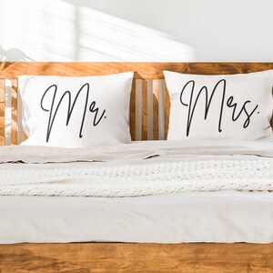Paar Kissenbezüge Jungvermählten Geschenk-Set, Mr. und Mrs. Passendes Bettset mit 2 Kissenbezügen, Seine und Ihre Einweihungsparty Hochzeit Brautgeschenk