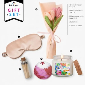 May include: A gift set including a crochet flower bouquet, a 113g candle with a cork lid, a champagne satin sleep mask, a bath bomb, and a jar of matches. The candle has a floral label and the text "THE BEST MOM IN THE WORLD". The Printonic Gift Set logo is in the top left.