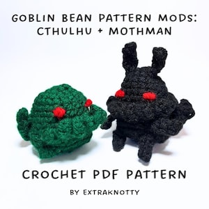Può includere: Un modello PDF all'uncinetto con due figure amigurumi: una creatura verde ispirata a Cthulhu con dettagli rossi e una figura nera ispirata a Mothman con occhi rossi. Il testo "GOBLIN BEAN PATTERN MODS: CTHULHU + MOTHMAN" e "CROCHET PDF PATTERN" sono visualizzati.