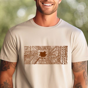 Könnte beinhalten: Ein beiges T-Shirt mit einem braunen, bedruckten Design einer Leiterplatte.
