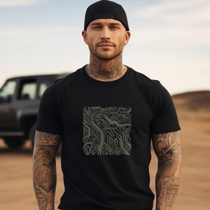 Könnte beinhalten: Ein schwarzes T-Shirt mit einem hellgrünen Schaltkreisdesign, das auf der Vorderseite aufgedruckt ist.