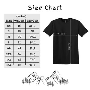 Puede incluir: Una camiseta negra con una tabla de tallas que muestra las medidas en pulgadas. La tabla incluye tallas XS a 4XL, con medidas de ancho y largo. La imagen tambi&eacute;n presenta un gr&aacute;fico de monta&ntilde;as y &aacute;rboles.