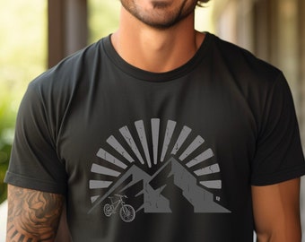 Camiseta de ciclismo de montaña con gráfico de un ciclista y un atardecer: regalo de ciclismo de aventura