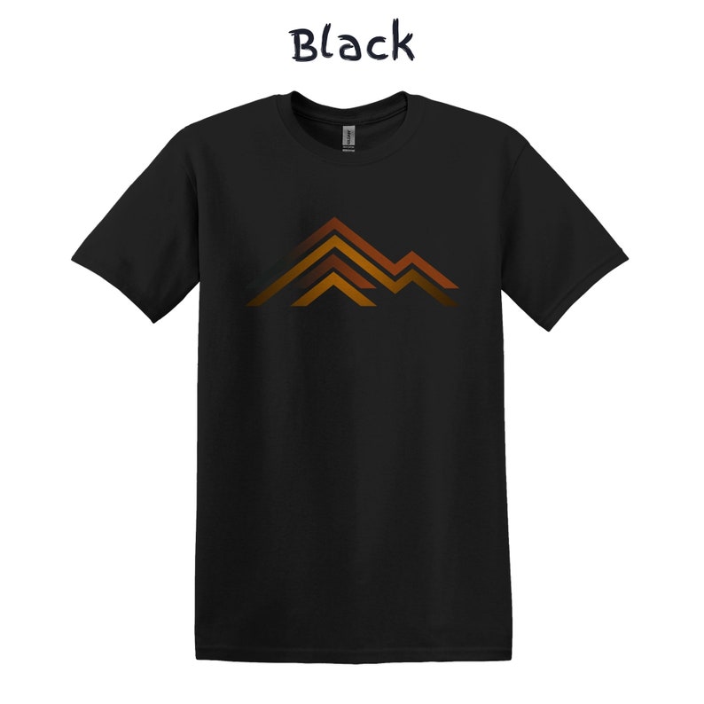 Puede incluir: Camiseta negra con un dise&ntilde;o de monta&ntilde;a geom&eacute;trica en tonos marrones y naranjas. La palabra "Black" est&aacute; impresa encima de la camiseta. Una camiseta elegante para el uso diario.