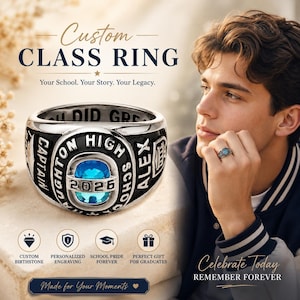 Puede incluir: Un anillo de graduación plateado con una piedra azul ovalada central, el año 2026 y detalles en esmalte negro. El anillo está grabado con el texto DAUGHTON HIGH SCHOOL, CAPTAIN y ALEX. La banda interior muestra el texto YOU DID GREAT.