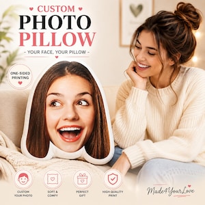 Peut inclure: Un coussin photo personnalisé avec une impression haute qualité du visage d'une personne souriante. Le coussin présente une bordure blanche et suit les contours de la tête. Le texte indique CUSTOM PHOTO PILLOW, YOUR FACE, YOUR PILLOW et ONE-SIDED PRINTING.