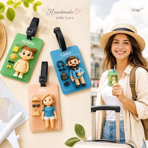 Peut inclure: Trois étiquettes de bagage rectangulaires en vert, bleu et pêche, chacune présentant un personnage de dessin animé en 3D et des accessoires de voyage miniatures. Les étiquettes sont personnalisées avec les noms Adela, Liam et Mia.