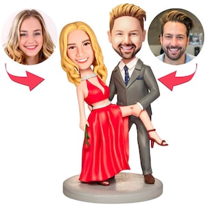 Figura de muñeco cabezón personalizada con vestido rojo intenso y texto grabado, regalo de boda, figura de arcilla polimérica personalizada, recuerdo único para parejas
