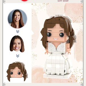 以下が含まれることがあります： 茶色の髪で白いウェディングドレスを着た人物のカスタムビルドブロックフィギュア。このフィギュアは、大きな黒い目と笑顔の口を持つブロック状の様式化された頭部が特徴で、プラスチック製の組み立てブロックで構成されています。