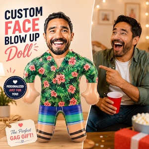 Op de afbeelding: Een opblaasbare pop met het gepersonaliseerde gezicht van een bebaard persoon met een brede glimlach. De pop draagt een groen shirt met korte mouwen met een tropisch hibiscusbloemenpatroon en een blauwe zwembroek met horizontale strepen. Tekst: CUSTOM FACE BLOW UP Doll.