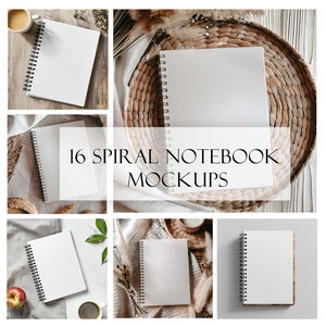 Puede incluir: 16 maquetas de cuadernos de espiral con cuadernos blancos en blanco en varios escenarios, incluyendo una mesa de madera, una cesta tejida y una superficie de mármol blanco.