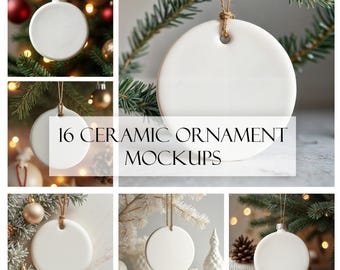 Peut inclure: Plusieurs maquettes de décorations de Noël en céramique blanche. Les ornements ronds ont un trou pour les suspendre. Le texte "16 CERAMIC ORNAMENT MOCKUPS" est affiché. Les ornements sont présentés sur des fonds festifs avec des arbres de Noël.