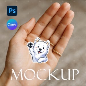 Könnte beinhalten: Ein weißer Aufkleber mit einem Cartoon-Hund, der mit der Pfote winkt. Der Hund hat einen fröhlichen Ausdruck und ist schwarz umrandet. Das Wort "MOCKUP" befindet sich am unteren Rand des Bildes, mit den Photoshop- und Canva-Logos oben links.