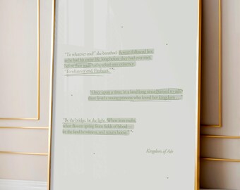 Puede incluir: Una impresión enmarcada con un marco dorado, con extractos de texto de un libro. El texto está en fuente verde claro sobre un fondo blanco. Las palabras "Kingdom of Ash" están en la parte inferior.