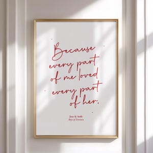 Puede incluir: Un estampado enmarcado con un marco dorado. El fondo blanco presenta texto rojo en cursiva que dice: "Because every part of me loved every part of her". Debajo de la cita están los nombres "Joey & Aoife" y "Boys of Tommen".