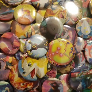 Pines con ilustraciones de cartas Pokémon