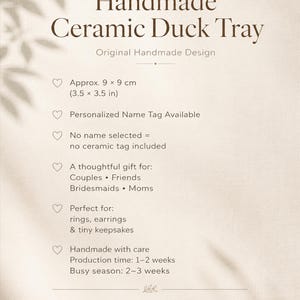 Puede incluir: Tarjeta color crema con texto: "Handmade Ceramic Duck Tray." Incluye detalles del producto, dimensiones (9 x 9 cm), personalizaci&oacute;n e ideas de regalo. Dise&ntilde;o original y hecho a mano.