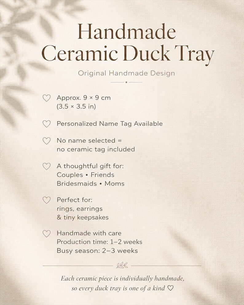 Puede incluir: Tarjeta color crema con texto: "Handmade Ceramic Duck Tray." Incluye detalles del producto, dimensiones (9 x 9 cm), personalizaci&oacute;n e ideas de regalo. Dise&ntilde;o original y hecho a mano.