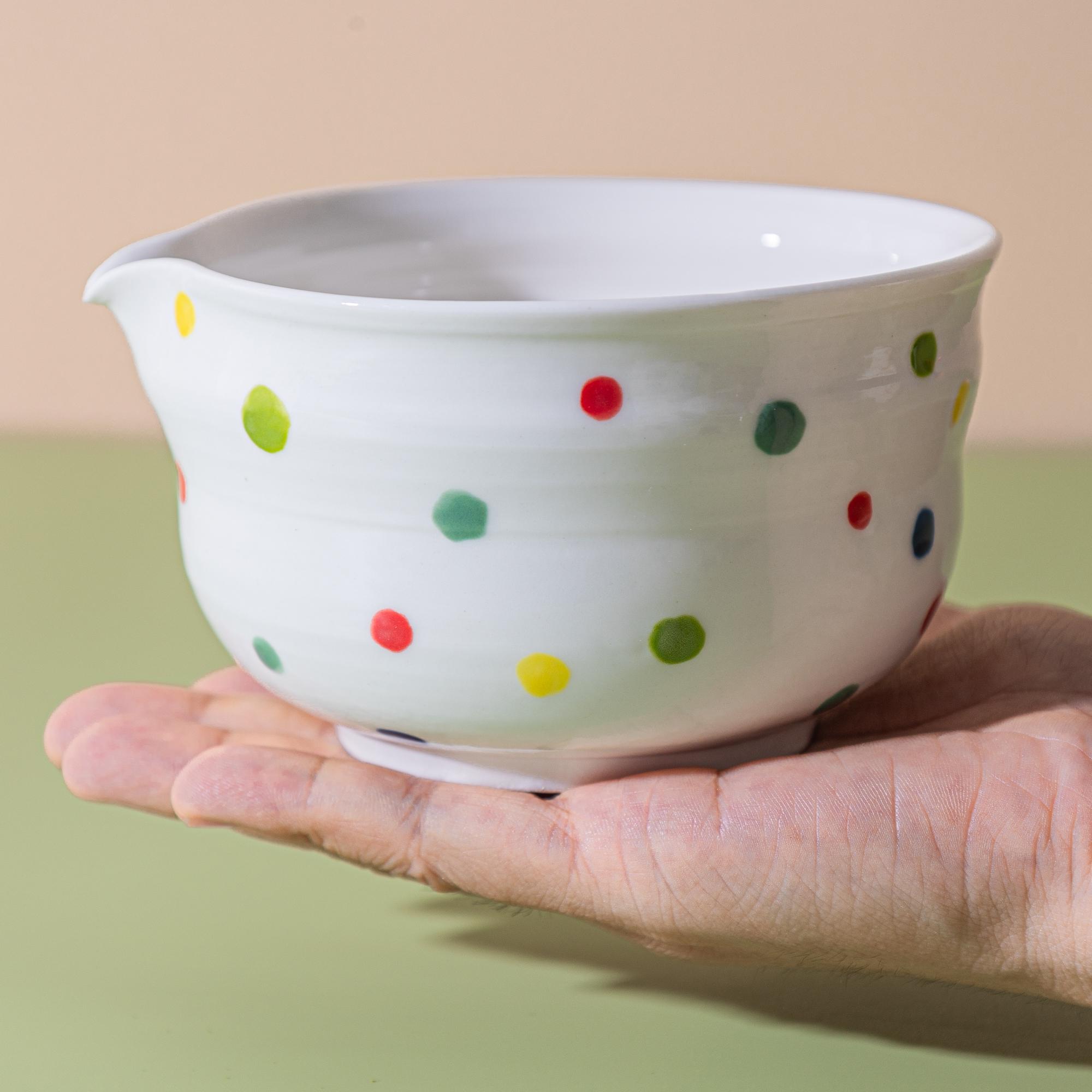 手描きの水玉模様の陶器製抹茶碗セット、竹製茶筅と茶筅付き、白抹茶