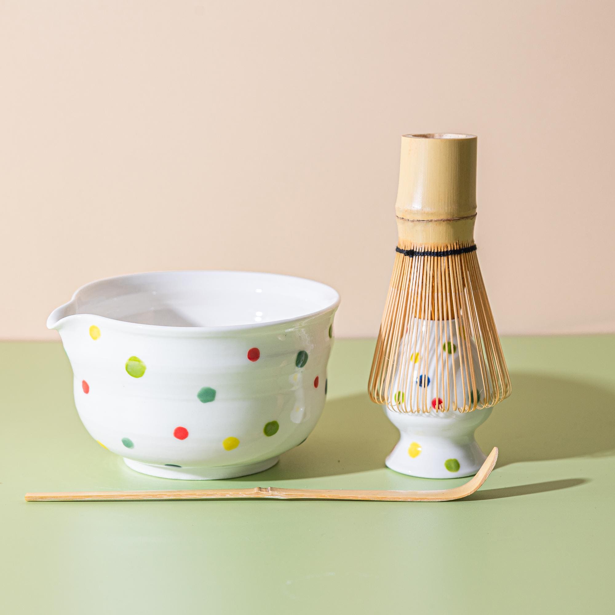 手描きの水玉模様の陶器製抹茶碗セット、竹製茶筅と茶筅付き、白抹茶