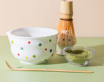 手描きの水玉模様の陶器製抹茶碗セット、竹製茶筅と茶筅付き、白抹茶