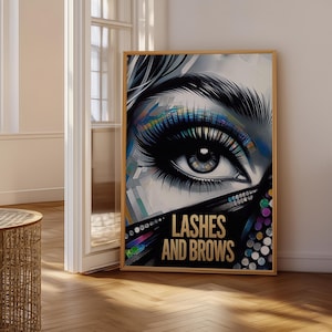 Puede incluir: Una impresión de arte mural rectangular en un marco de madera clara que presenta un primer plano estilizado de un ojo humano con pestañas largas y oscuras y cejas definidas. La obra incorpora acentos azules, morados y dorados con el texto LASHES AND BROWS.