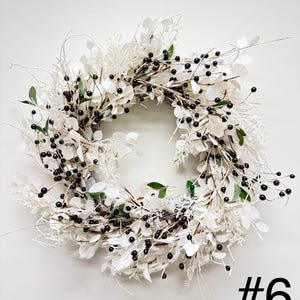 Klassischer Winterkranz mit schwarzen Beeren und weißen Beeren